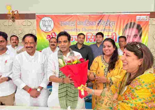 नोएडा विधायक पंकज सिंह ने नोएडा की विभिन्न सोसाइटियों में जनसंवाद कार्यक्रम आयोजित किया।