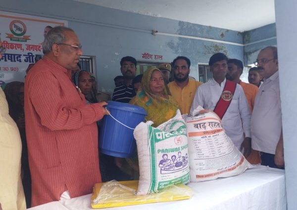 संजय निषाद बाढ़ पीड़ितों के बीच