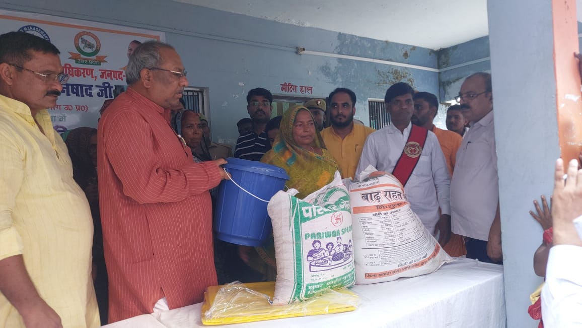 संजय निषाद बाढ़ पीड़ितों के बीच