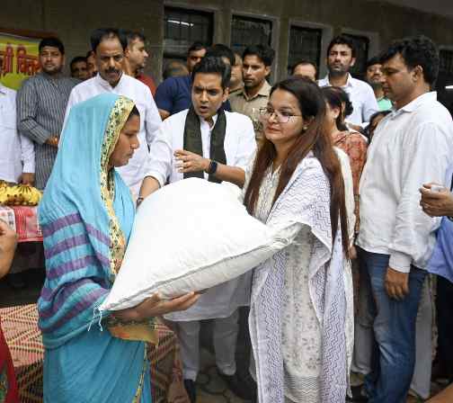विधायक नोएडा पंकज सिंह ने यमुना बाढ़ प्रभावित क्षेत्र, नियर रायपुर में&nbsp; निरीक्षण कर राहत सामग्री वितरित की।