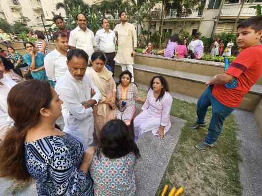 आग लगने की सूचना पर तत्तकाल सहयोग के लिए पहुंचे भाजपा जिलाध्यक्ष महेश चौहान।