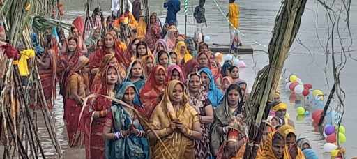 अस्ताचलगामी  भगवानसूर्य को व्रतीयों ने अर्घ्य दिया।