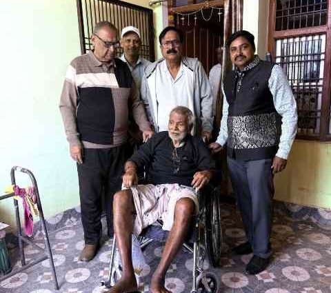 रोटरी द्वारा ज़रूरतमंद को प्रदान किया गया व्हील चेयर।