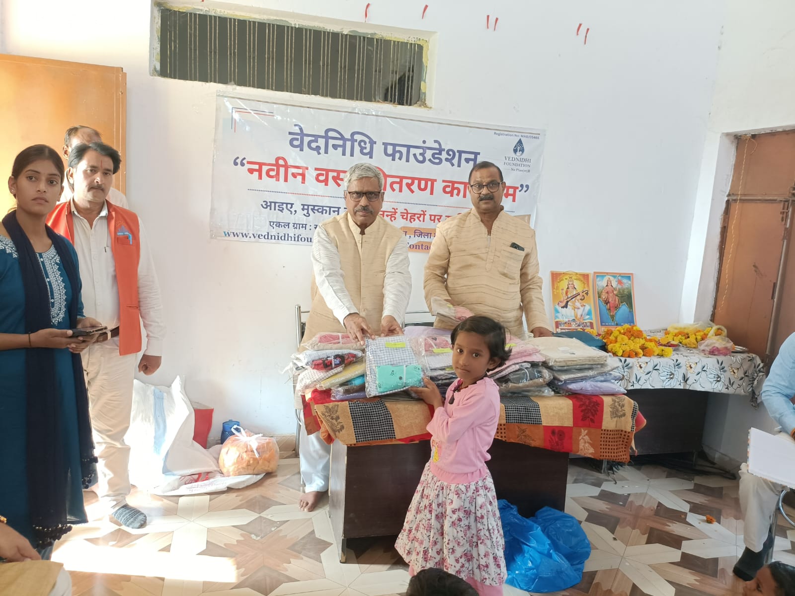 वेदनिधि फाउंडेशन द्वारा सलारपुर गांव में वस्त्र वितरण कार्यक्रम आयोजित।