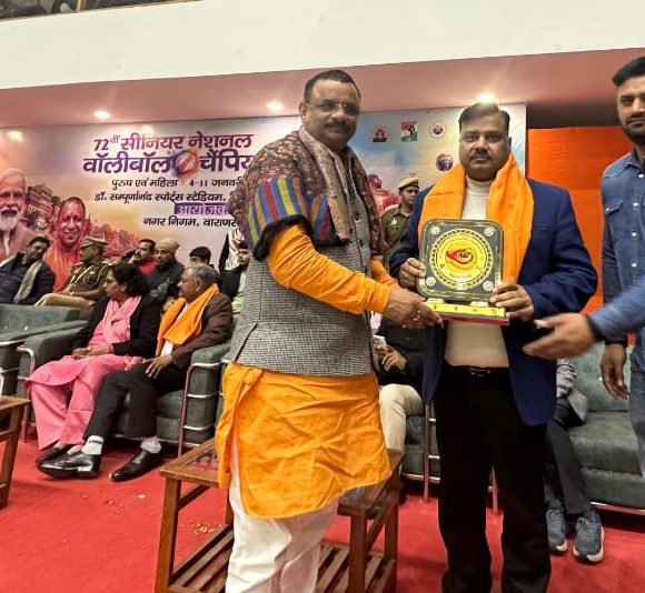 काशी में चल रही वॉलीबॉल चैंपियनशिप में डॉ मनोज सम्मानित।
