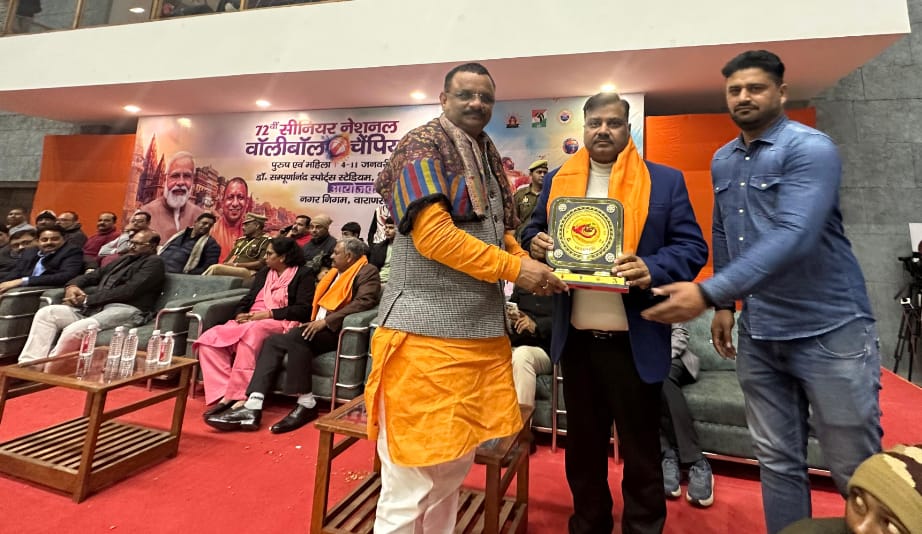 काशी में चल रही वॉलीबॉल चैंपियनशिप में डॉ मनोज सम्मानित।