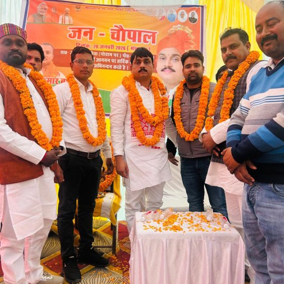मंच से उतरकर मंत्री ने किया बुजुर्गो का सम्मान