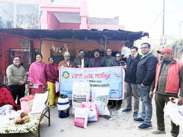 मकर संक्रांति के अवसर पर रोटरी क्लब, इनर व्हील क्लब ने किया अन्नदान-वस्त्रदान व कम्बल दान।