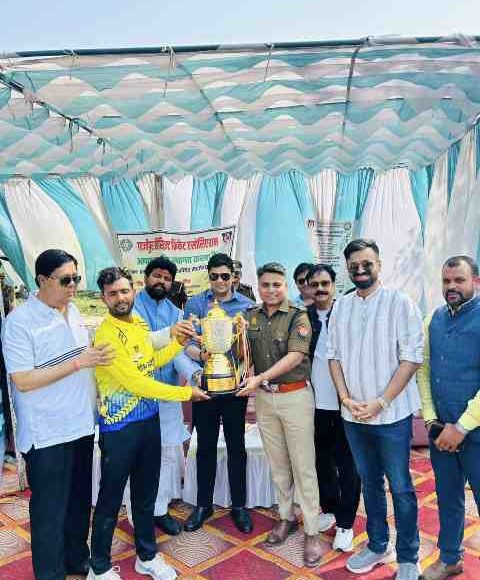 जौनपुर क्रिकेट एसोसिएशन ने मैच जीतकर कर्मवीर स्व० सत्यदेव सिंह इंटर-डिस्ट्रिक्ट चैंपियंस कप 2026 ट्राफी पर किया कब्ज़ा।