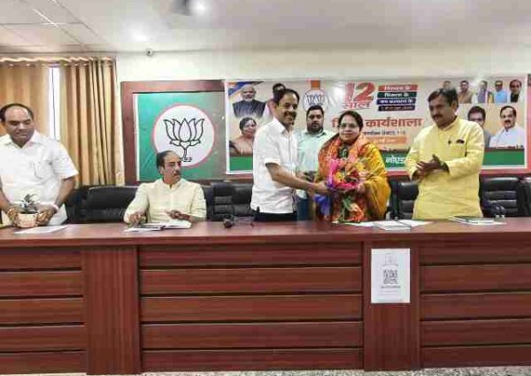 भाजपा नोएडा महानगर जिला कार्यालय में “12 साल बेमिसाल” अभियान के निमित्त कार्यशाला का आयोजन।