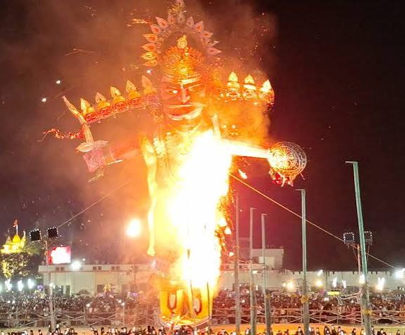 गाजीपुर के लंका मैदान में गूंजा ‘जय श्री राम’, डीएम-एसपी की मौजूदगी में हुआ रावण दहन
