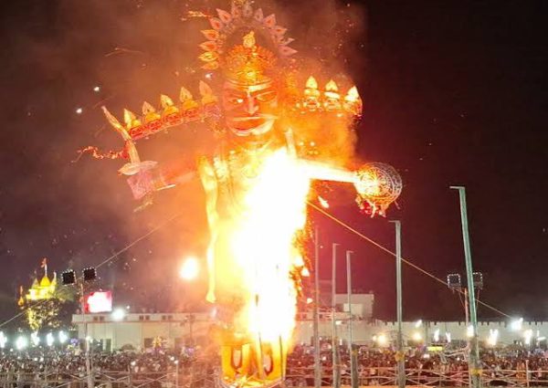गाजीपुर के लंका मैदान में गूंजा ‘जय श्री राम’, डीएम-एसपी की मौजूदगी में हुआ रावण दहन