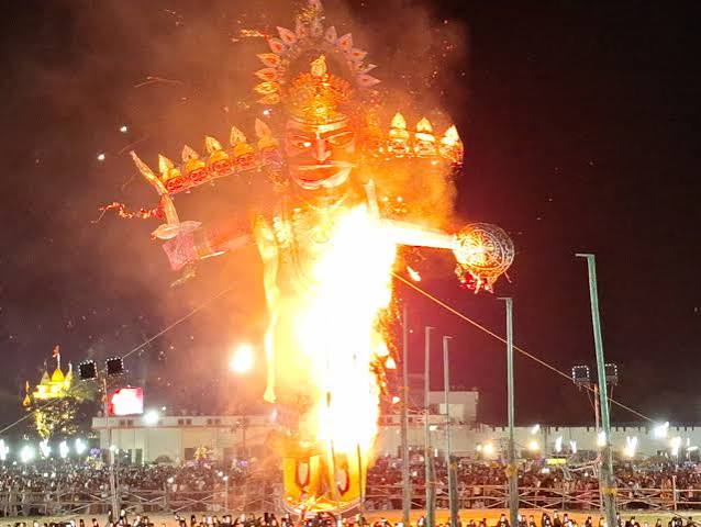 गाजीपुर के लंका मैदान में गूंजा ‘जय श्री राम’, डीएम-एसपी की मौजूदगी में हुआ रावण दहन